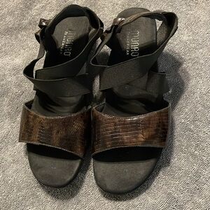 Munro Women’s Black w/Copper Brown Alligator Ankle Strap Sandals. Size 7.5